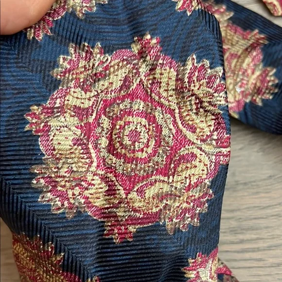 Gianfranco Ferre Elegant Navy and Gold Tie - Picture 4 of 4